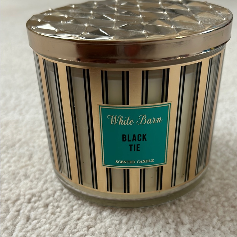 White Barn Candle: Black Tie